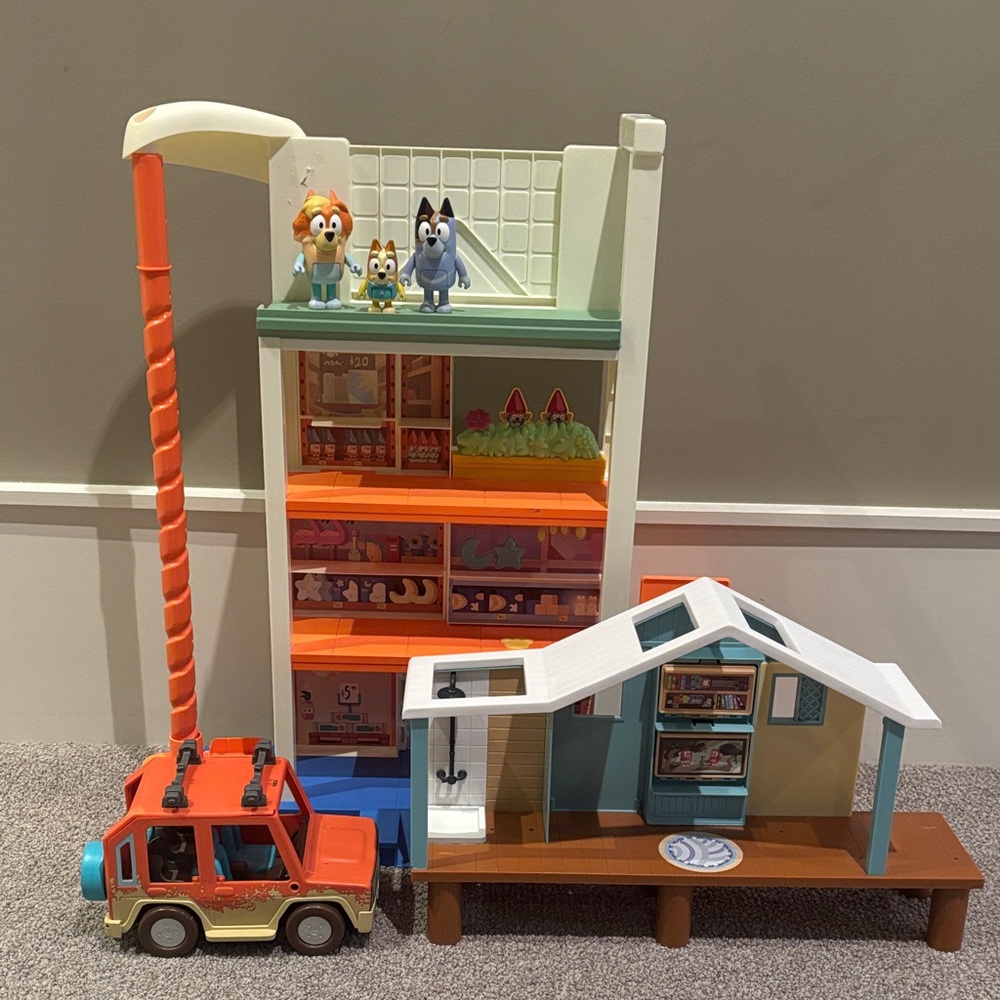 Bluey  Playhouse Set with Figures